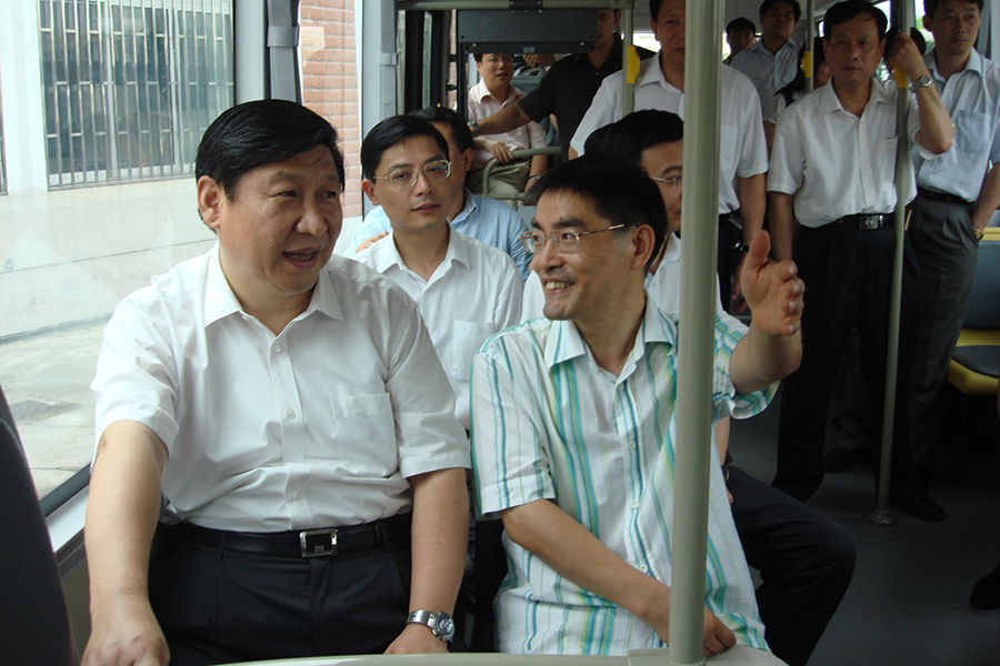2007年國(guó)家主席習(xí)近平（時(shí)任上海市市委書記）試乘申龍汽車首輛氫燃料電池公交車，并在試乘后給予了高度評(píng)價(jià)